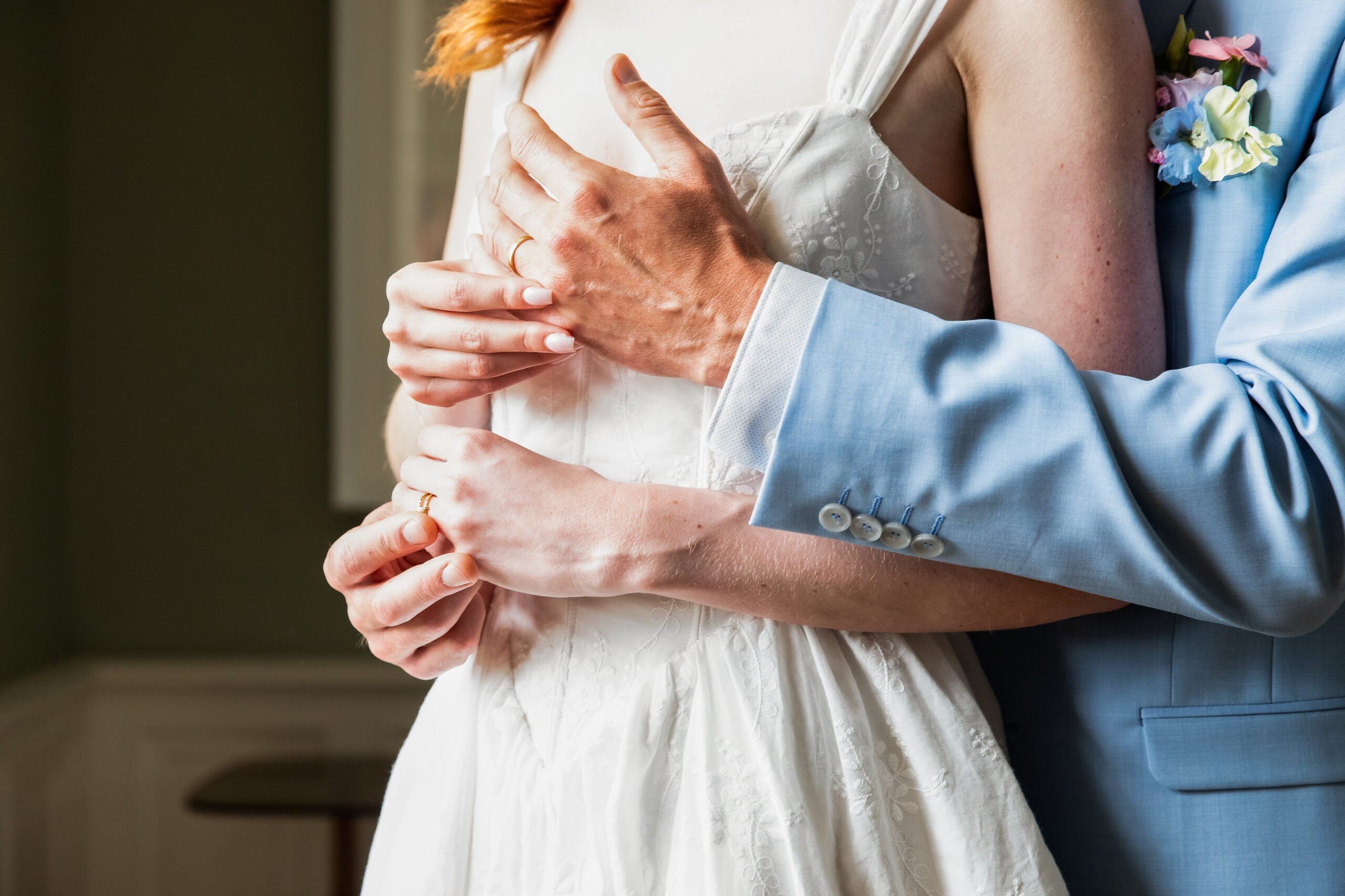 6 IDÉES DE RITUEL À AJOUTER À SA CÉRÉMONIE D'ENGAGEMENT Une cérémonie d'engagement est bien plus qu'un échange de vœux. C'est un moment suspendu où chaque mot, chaque regard et chaque geste prend une signification particulière. Si vous avez choisi une cérémonie laïque, vous avez la liberté de la façonner à votre image. Et parmi les plus belles façons de la personnaliser, les rituels symboliques occupent une place toute particulière. Loin d'être obligatoires, ils permettent de matérialiser votre engagement et d'offrir à vos proches un moment fort, souvent chargé d'émotion. Voici quelques-uns des plus beaux rituels à intégrer à votre cérémonie.