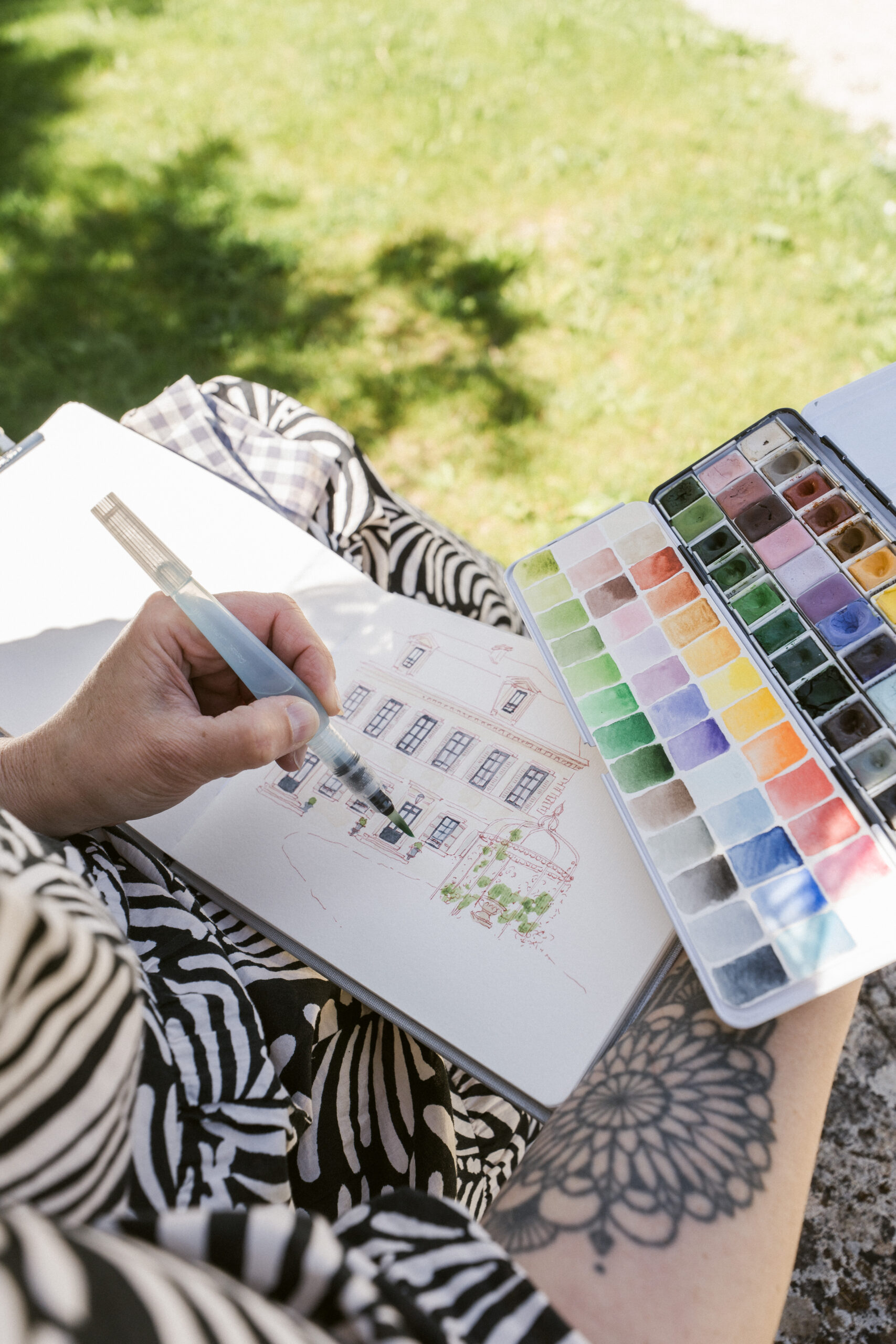 Faire appel à une illustratrice aquarelliste pour son mariage : un souvenir unique à transmettre Et si vous pouviez garder une trace de votre mariage autrement qu’en photos ou en vidéo ? Les photographies seront imprimées dans un bel album. La vidéo vous permettra de réentendre vos voix, vos discours et peut-être même de revivre votre première danse. Mais il existe une autre manière, encore assez méconnue, d’immortaliser cette journée : faire appel à une illustratrice aquarelliste pour raconter votre mariage à travers un carnet.